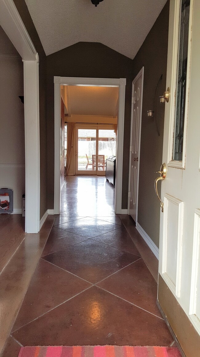 Photo - 825 Skylark Dr