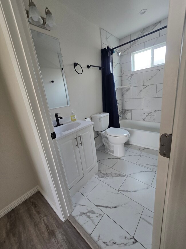 Photo - 1647 E 53rd St