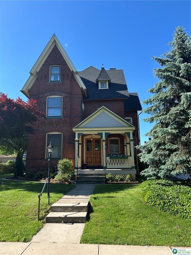Photo - 210 E Goepp St