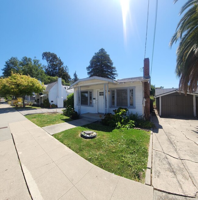 Cute standalone Bungalow in SLO! Off of Gr... - Cute standalone Bungalow in SLO! Off of Gr... House