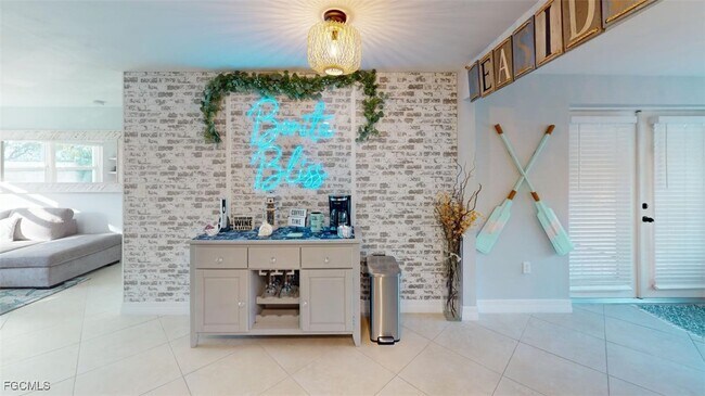 Photo - 560 E Valley Dr