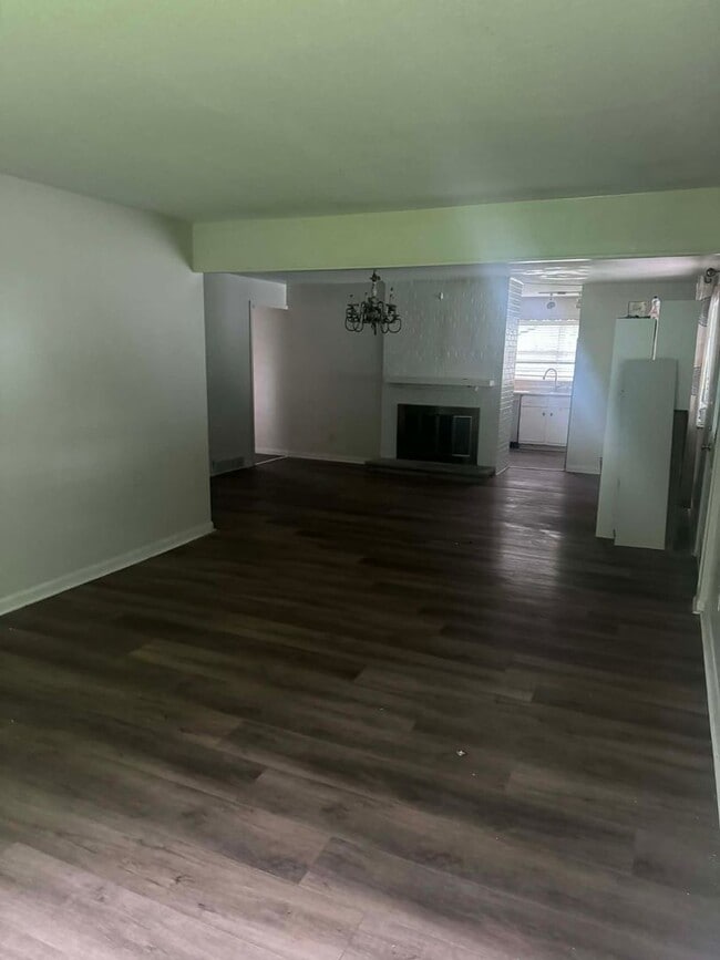 Photo - Oak Ridge 37830 - 4 bedroom 2 bath home - Contact Shannon Russell or Lisa Vineyard 865-216-9334