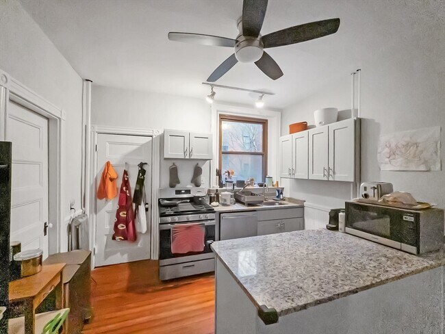 Photo - 27 Lakeville Rd Unit 1