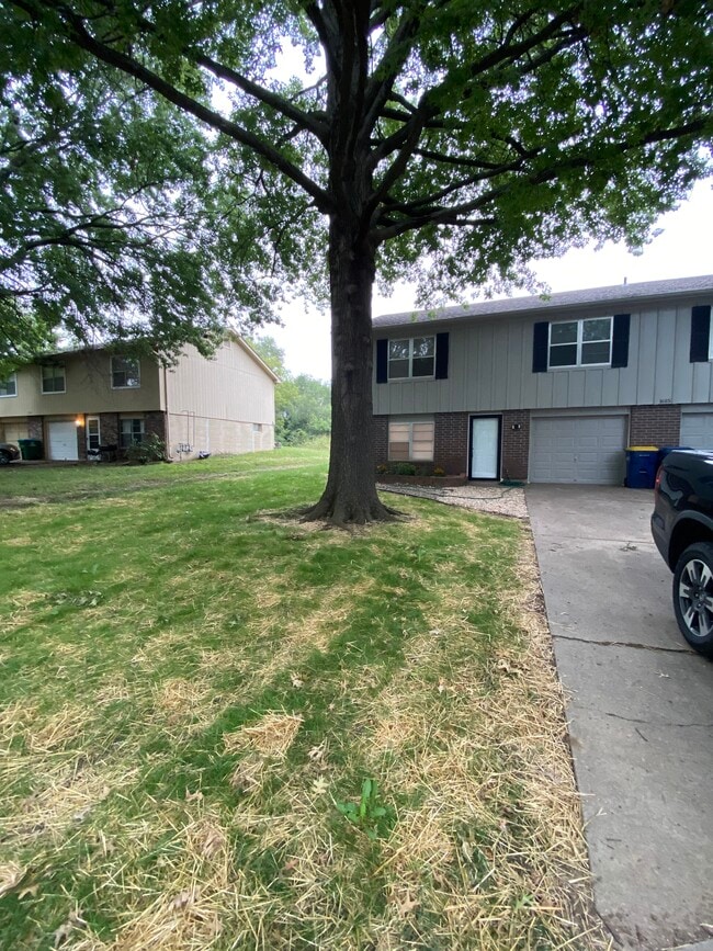 Photo - 1615 NE White Dr