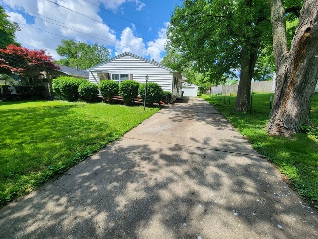 Photo - 3 Bedroom Home in Bloomington