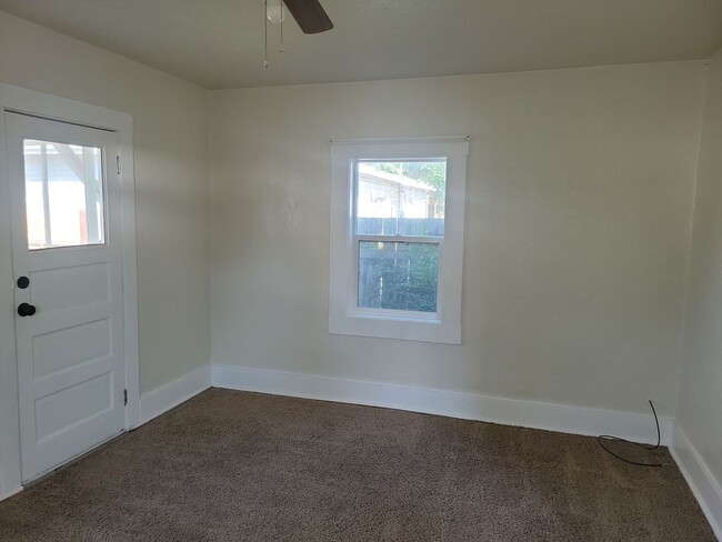 Building Photo - 636 3rd Ave W Unit 638