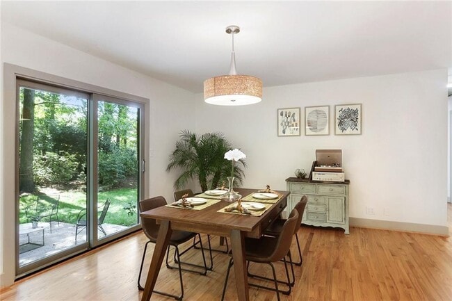 Photo - 1995 Commodore Ln