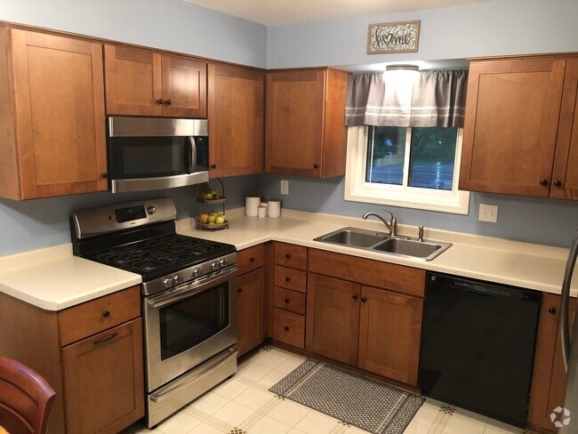 Building Photo - 2652 N 124th St Rental
