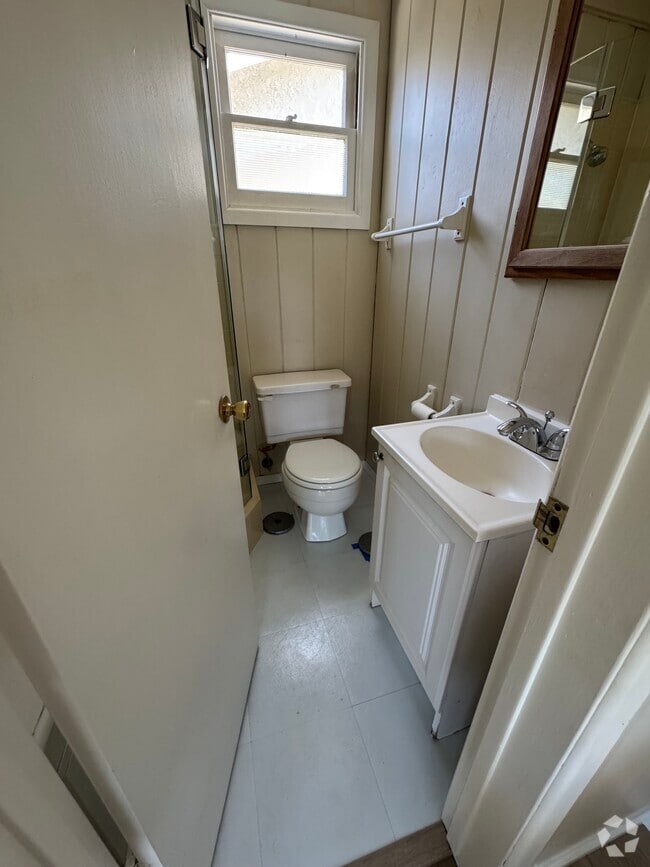 Building Photo - 506 E Sunny Hills Rd Unit Guest Home Studio