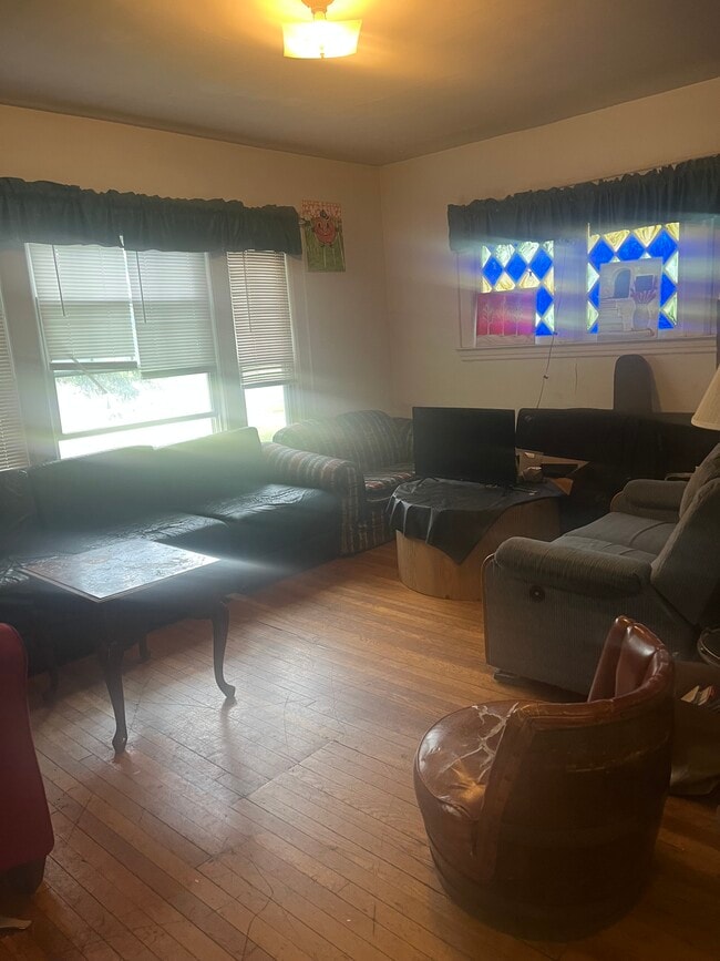 Photo - 838 Westcott St