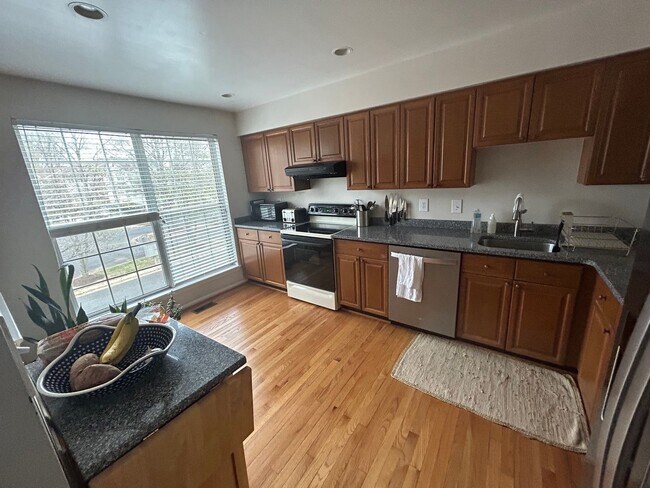 Photo - Beautiful Townhouse in the Heart of Burke Centre!