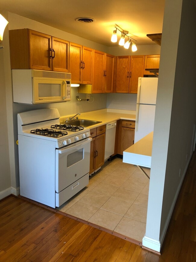 Kitchen - 1575 N Colonial Ter Unit 403