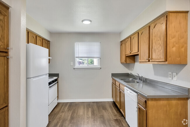 2BR, 1BA - 791SF - Kitchen - Tyler Run II