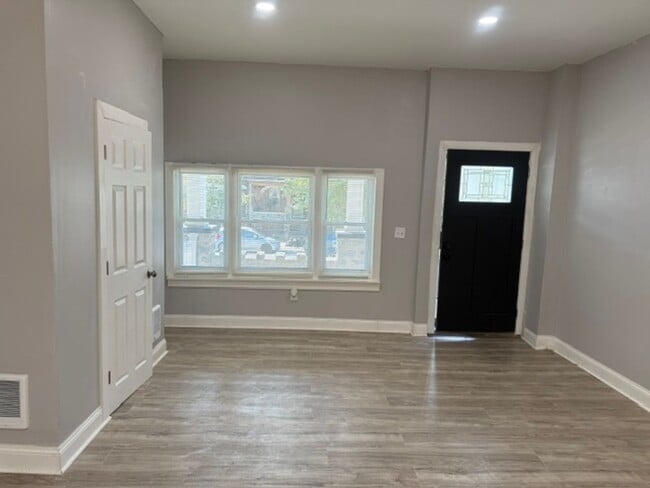 Building Photo - 5033 Walnut St Unit 1