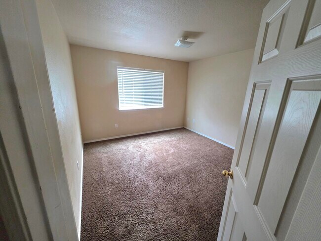 Photo - 1406 Falcon Loop