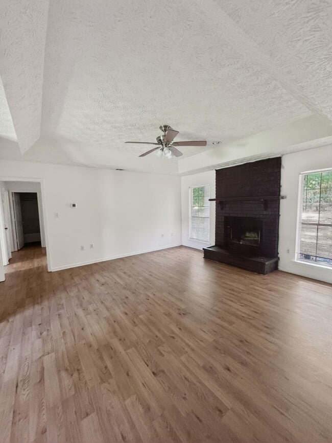 Photo - MOVE IN SPECIAL: $500 OFF 1ST MONTH'S RENT!**