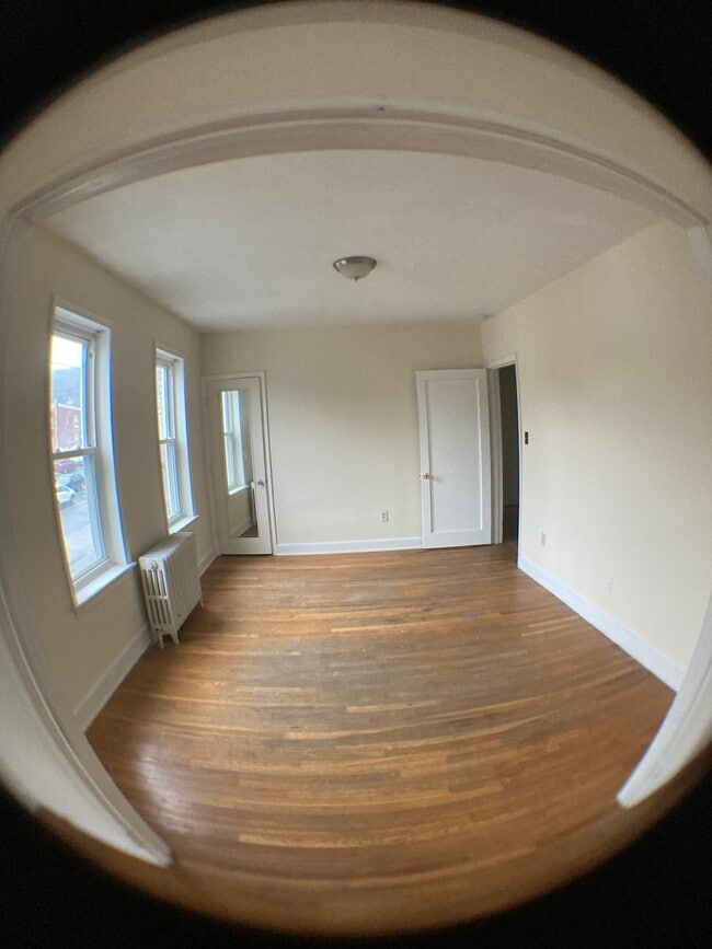 Photo - 532 E 4th St