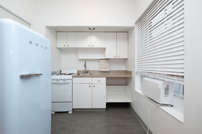 Cool & Chic Downtown Flat with A/C Comfort! - Cool & Chic Downtown Flat with A/C Comfort! Apartment Unit 408