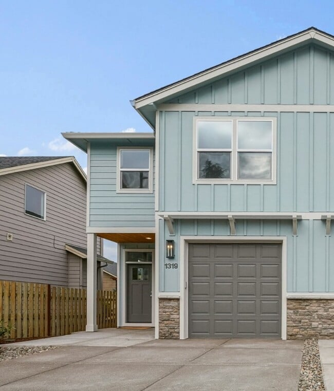 Photo - 1319 Oppek St NE