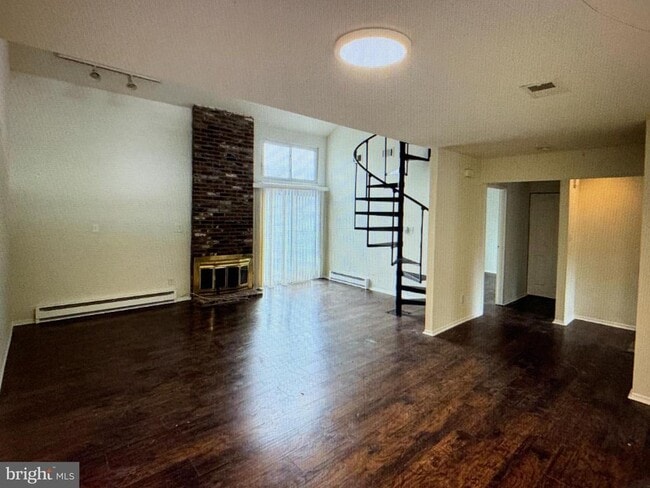 Photo - 502 Bromley Estate