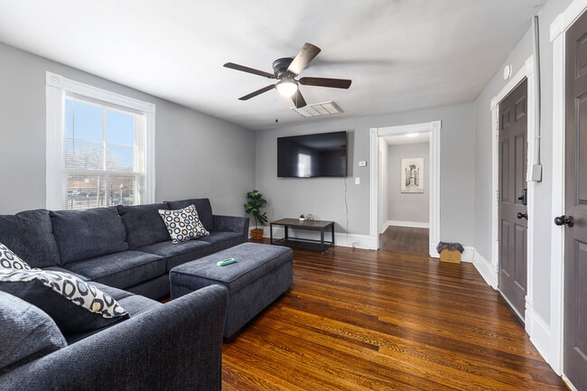 Building Photo - 546 Marshall Ave SW Unit 2