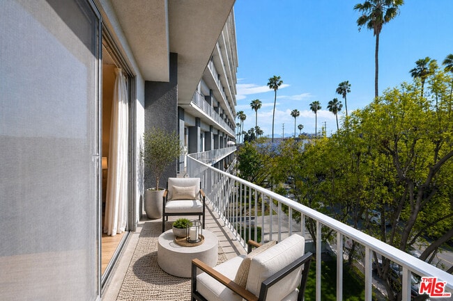 100 S Doheny Dr Unit 424