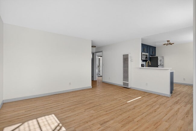 Building Photo - 921 Alamitos Ave