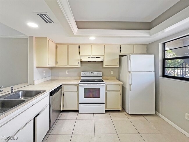 Building Photo - 4530 SW 10th Ave Rental
