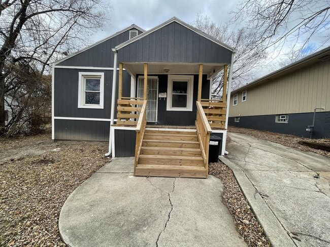 Building Photo - 1120 E 84th Terrace