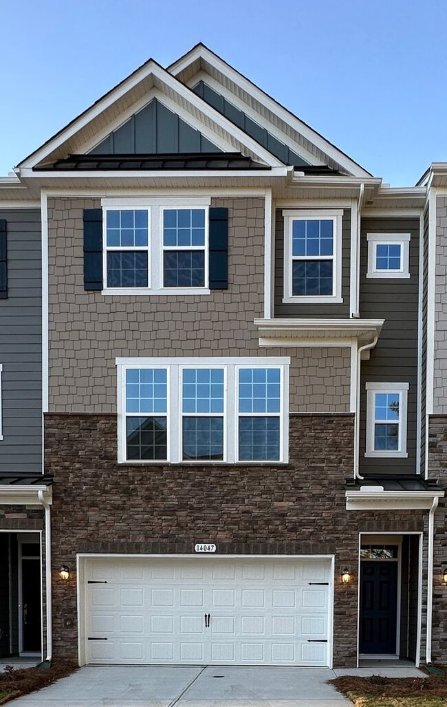 Building Photo - Elegant Townhome located in Ballantyne!