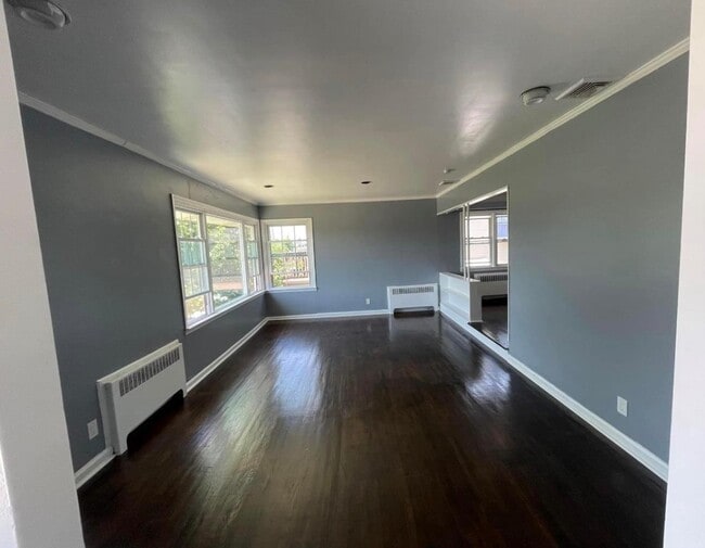 Building Photo - 731 E Walnut St Rental