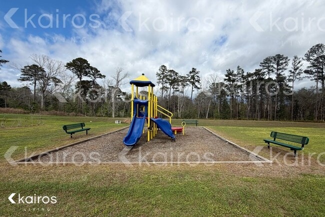 Photo - 100 Lord Effingham Wy