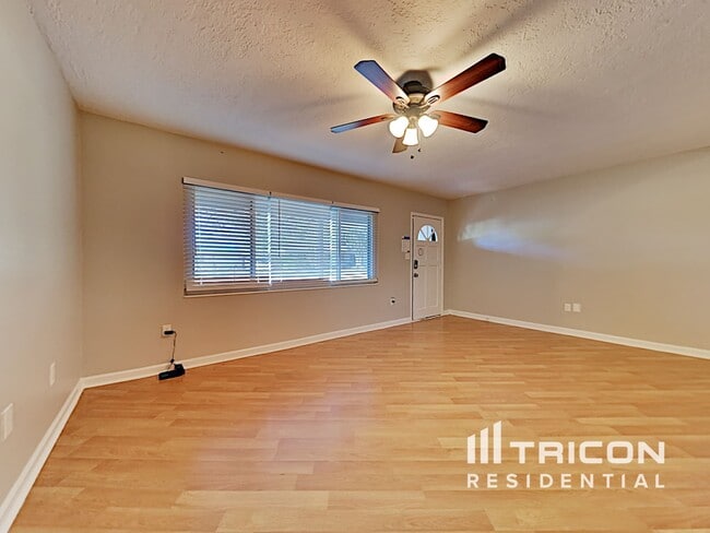 Photo - 3307 32nd St W
