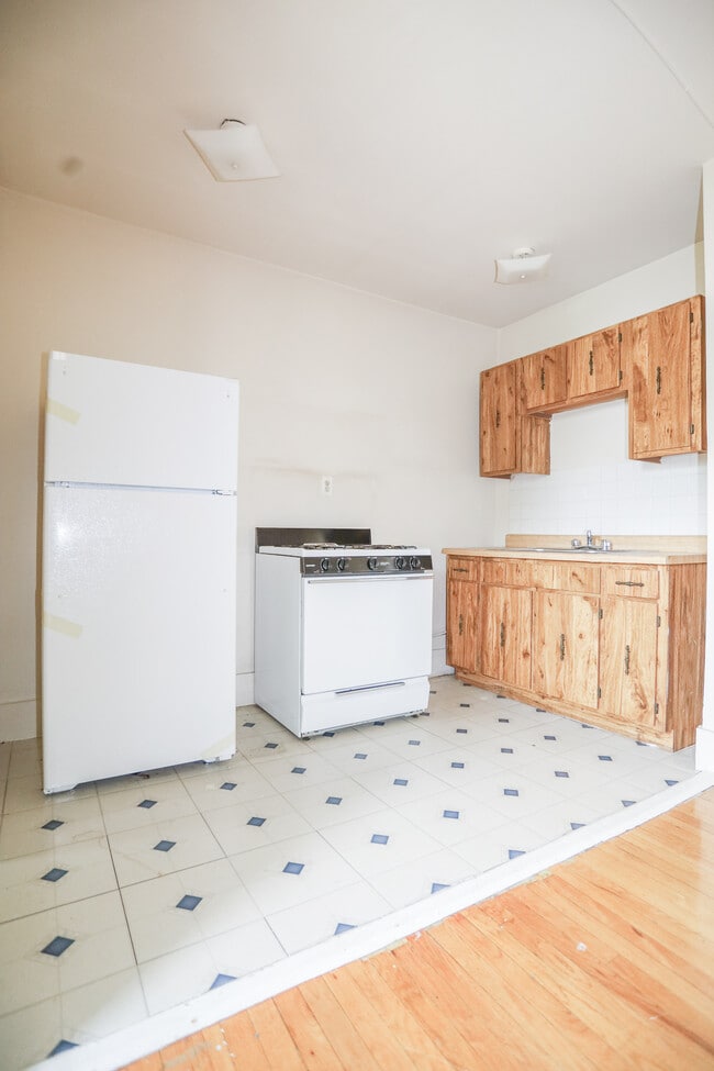 Building Photo - 1111 W Roscoe St Unit #21