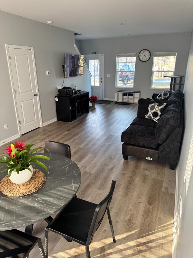 Photo - 2611 Carsten Ave