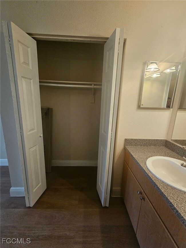 Building Photo - 2905 Winkler Ave Unit 713