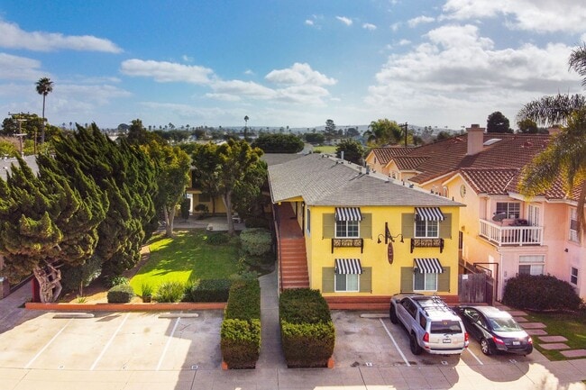 Building Photo - *OPEN HOUSE: 8/2 10-11AM* Vintage Charm in... Unit 08
