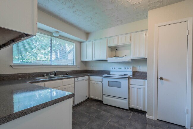 Building Photo - 8314 Poplar Ridge Ln