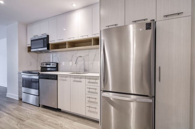 Building Photo - 9675 Av. Papineau Unit 421