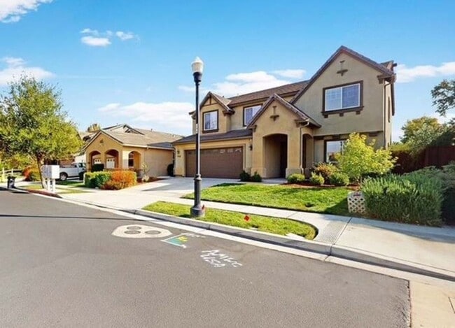 Building Photo - 6 bed/2.5 bath home in Atascadero's coveted Dove Creek neighborhood