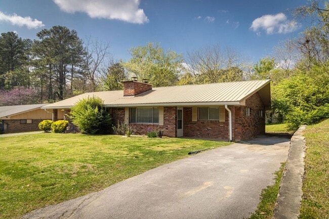 Building Photo - Charming Pet-Friendly 2BR Home with Off-Street Parking in Chattanooga