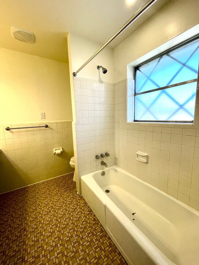 901 Lois 2 Townhome House Rental in Kerrville, TX