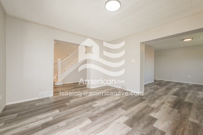 2712 Versailles Ave