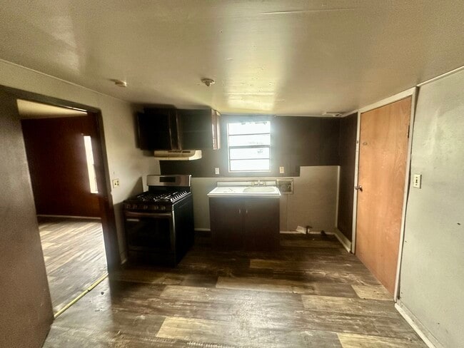 Photo - 718 18th St N