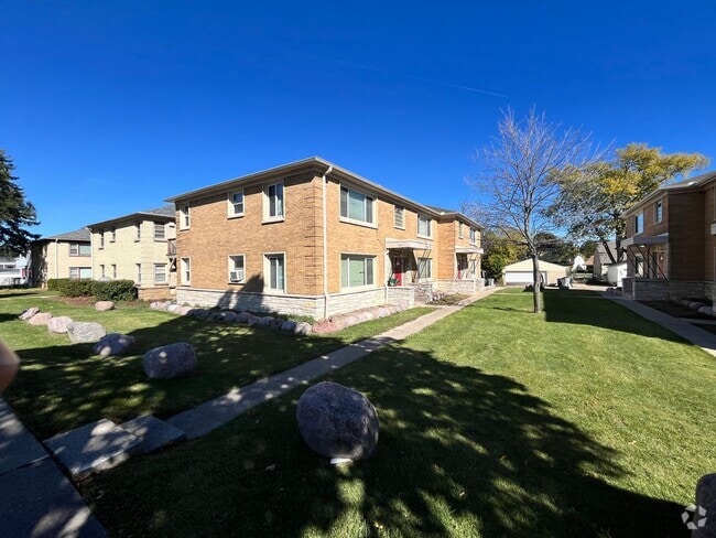 Building Photo - 7230 W Appleton Ave Unit 7230-App 6 Rental