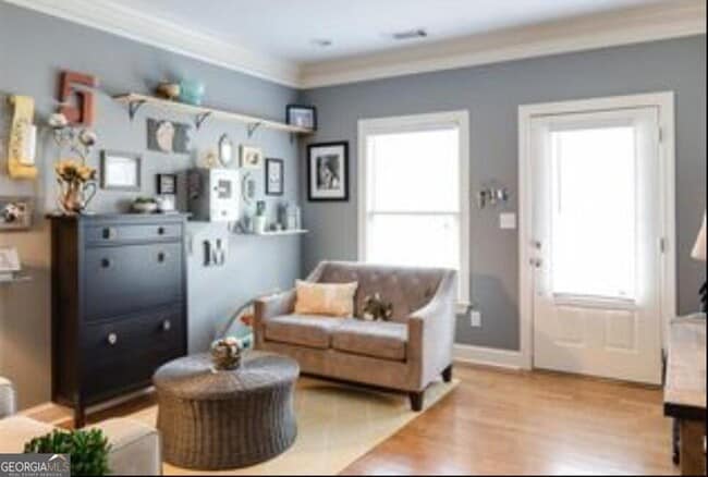 Photo - 658 Irwin St NE