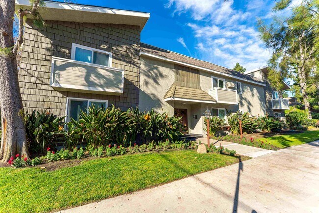 El exterior de los apartamentos Excelsior en Studio City con exuberante vegetación.