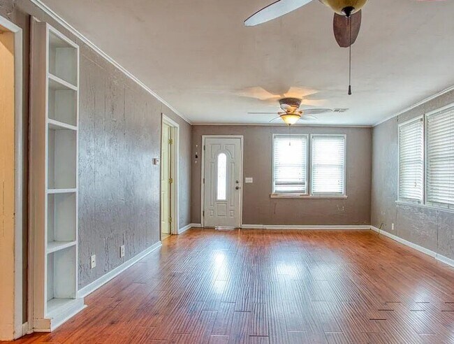 Photo - 813 N Burford Ave