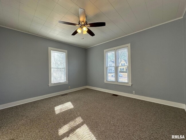 Photo - 146 N State St