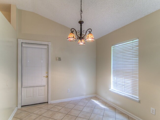 Photo - 1588 Glen View St